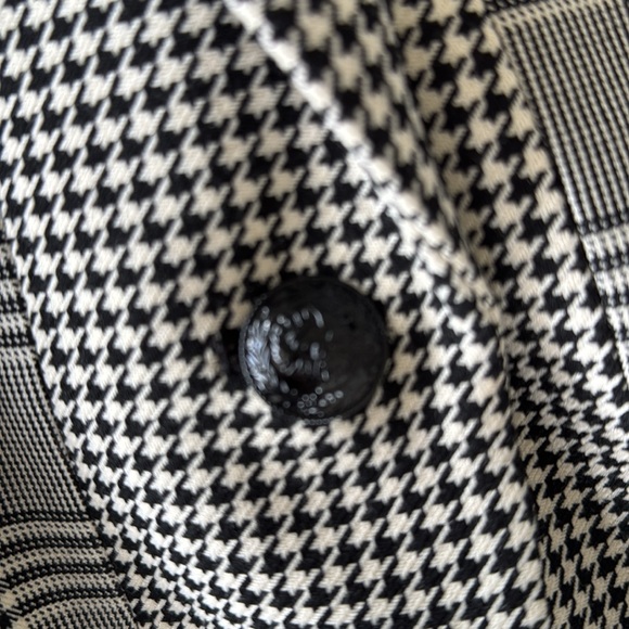 L’AGENCE- Plaid blazer, size4. Soft fabric, worn once for a picture! Like new! 🤩 - Picture 4 of 5